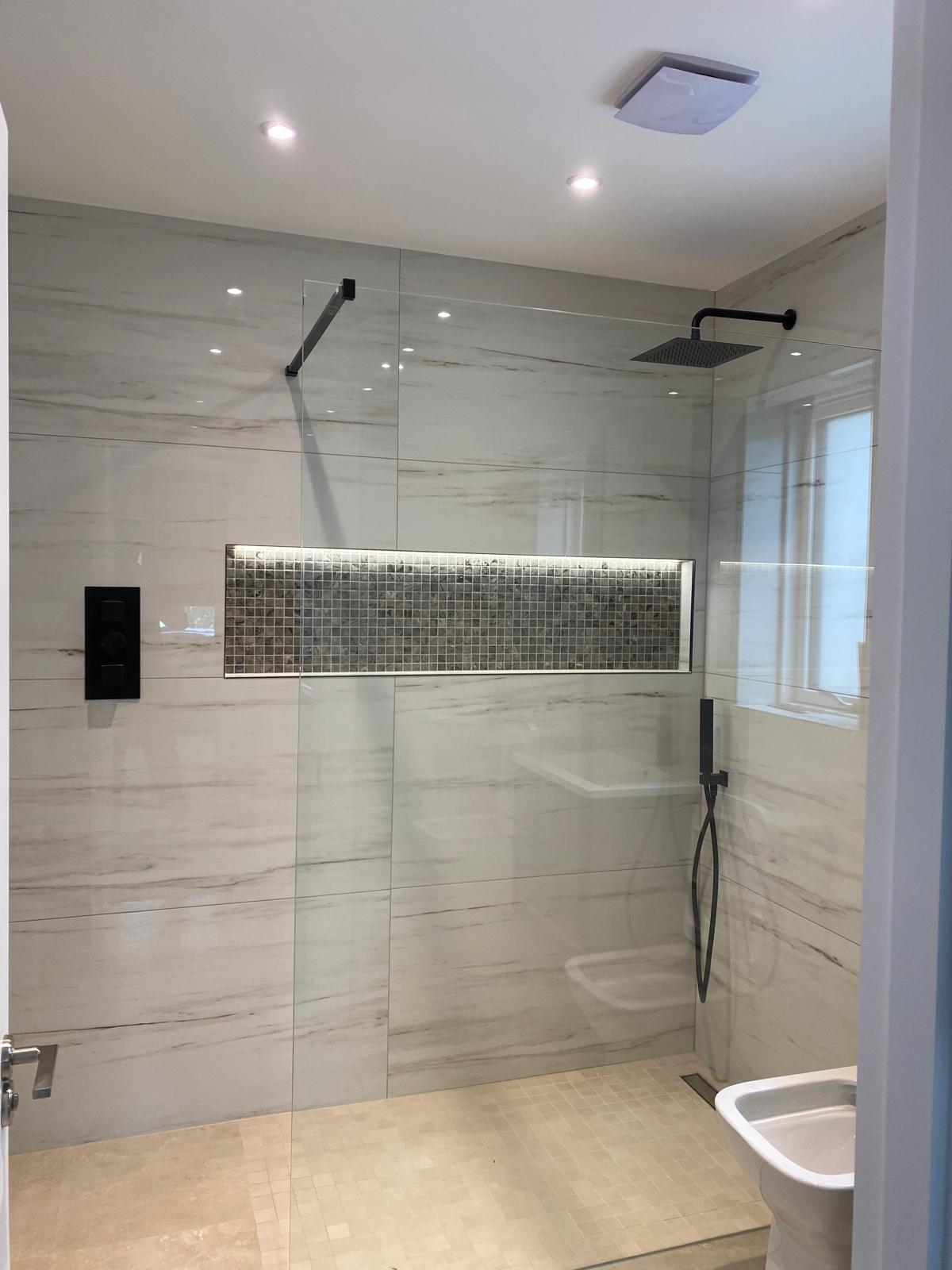 Shower installation with wet room